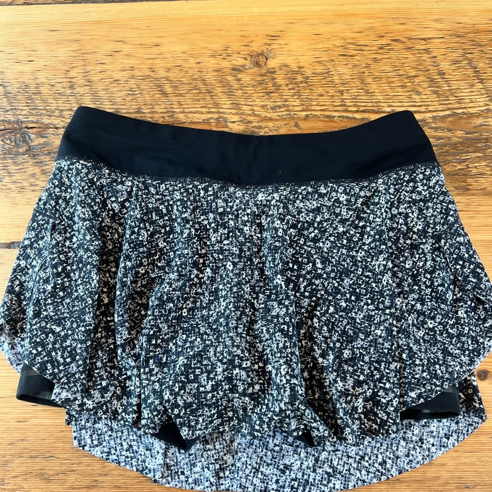 Lululemon Black and White Patterned Skirt